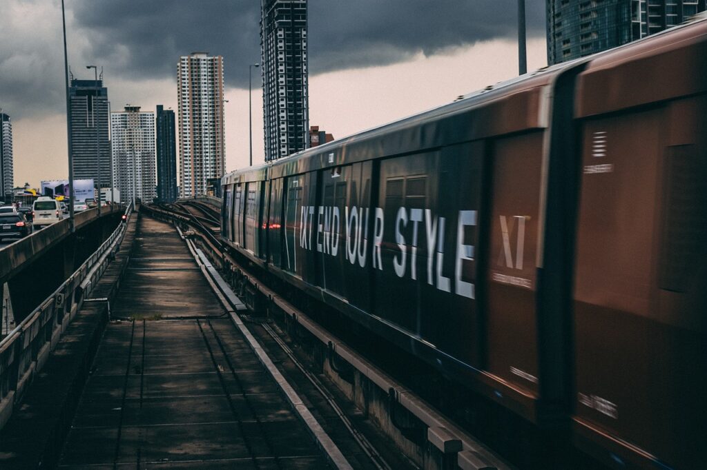 train, buildings, urban-5754933.jpg